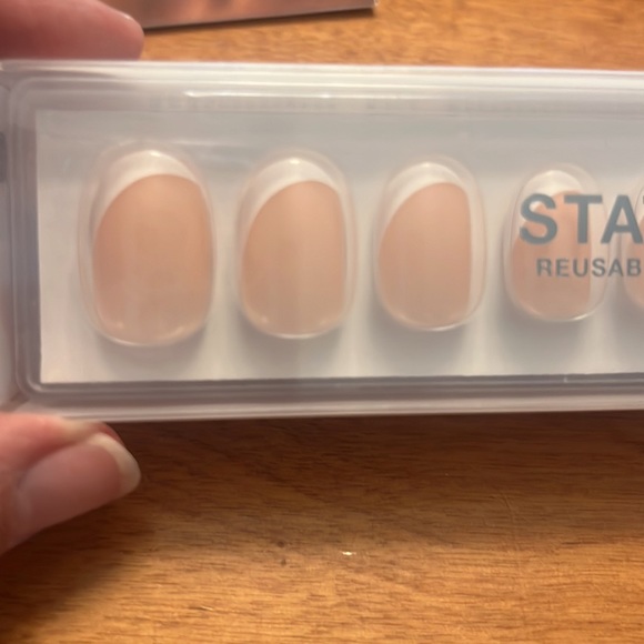 NWT Static nails reuseable pop-on manicure in curved French round. - Picture 4 of 11